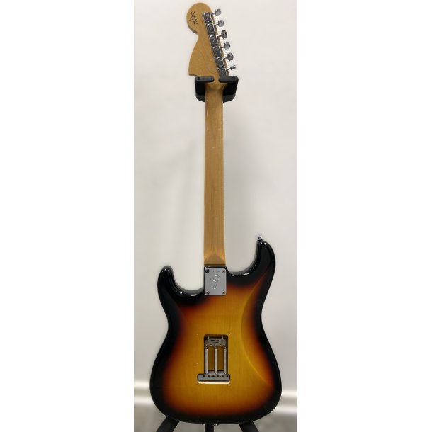 (BRUGT) Fender Custom Shop Custom Deluxe Strat NOS 3-Tone Sunburst